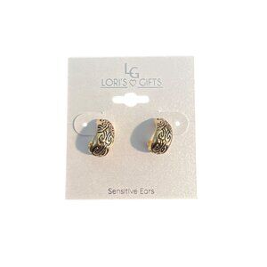 Loris Gifts Gold Tone Hoop Earrings Etched Design Pierced .5" New on Card